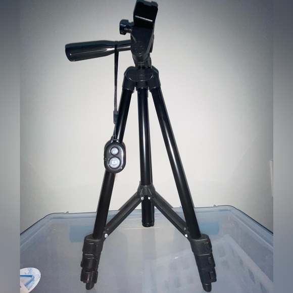 Vivitar Tripod with Fluid Pan Head - Picture 1 of 7